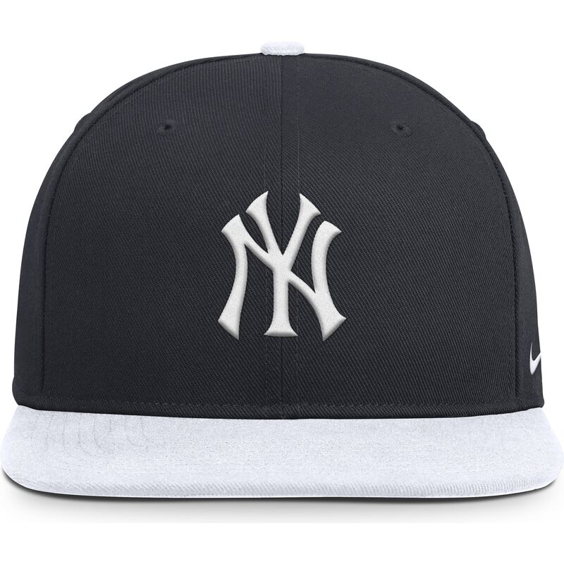 gorra-plana-azul-marino-y-blanca-snapback-dri-fit-pro-structured-square-bill-de-new-york-yankees-mlb-de-nike
