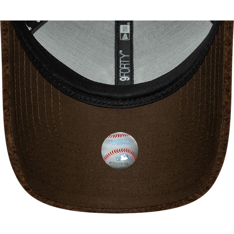 siltovka-zaoblena-hneda-snapback-9forty-winter-borg-new-york-yankees-mlb-new-era