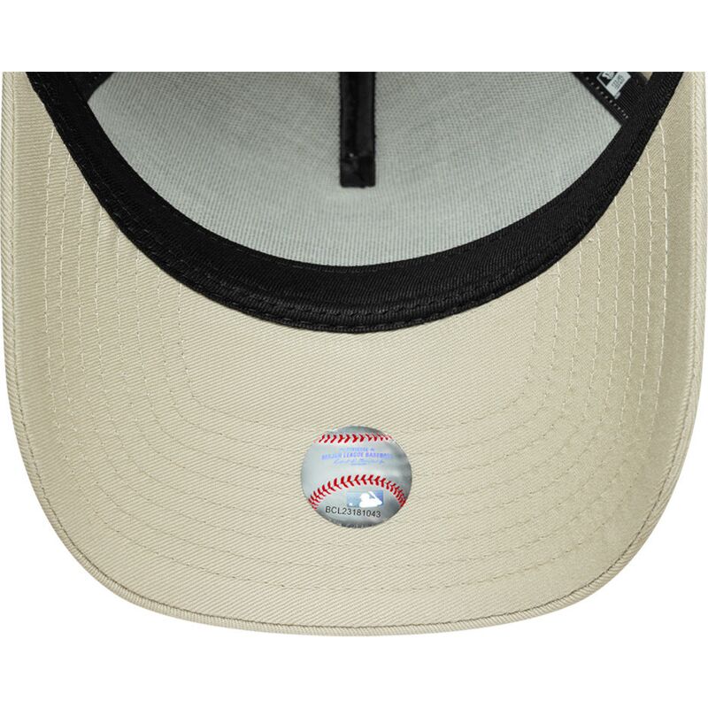 siltovka-zaoblena-bezova-snapback-dorado-e-frame-metallic-outline-new-york-yankees-mlb-new-era