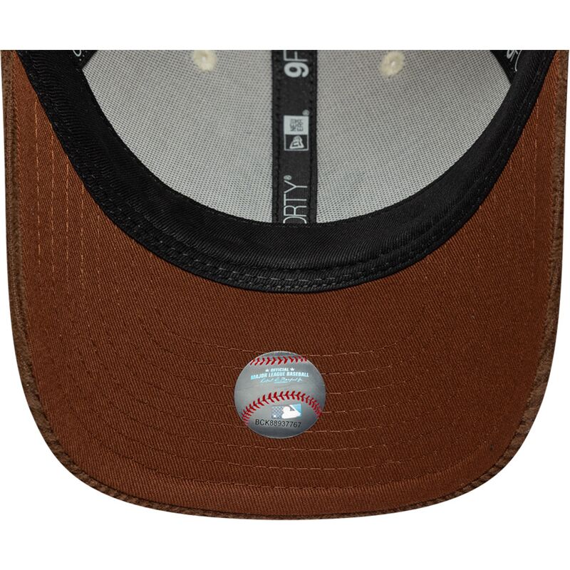 siltovka-zaoblena-hneda-nastavitelny-9forty-m-crown-cord-new-york-yankees-mlb-new-era
