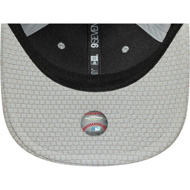 siltovka-zaoblena-siva-snapback-9seventy-stretch-snap-mesh-flawless-new-york-yankees-mlb-new-era