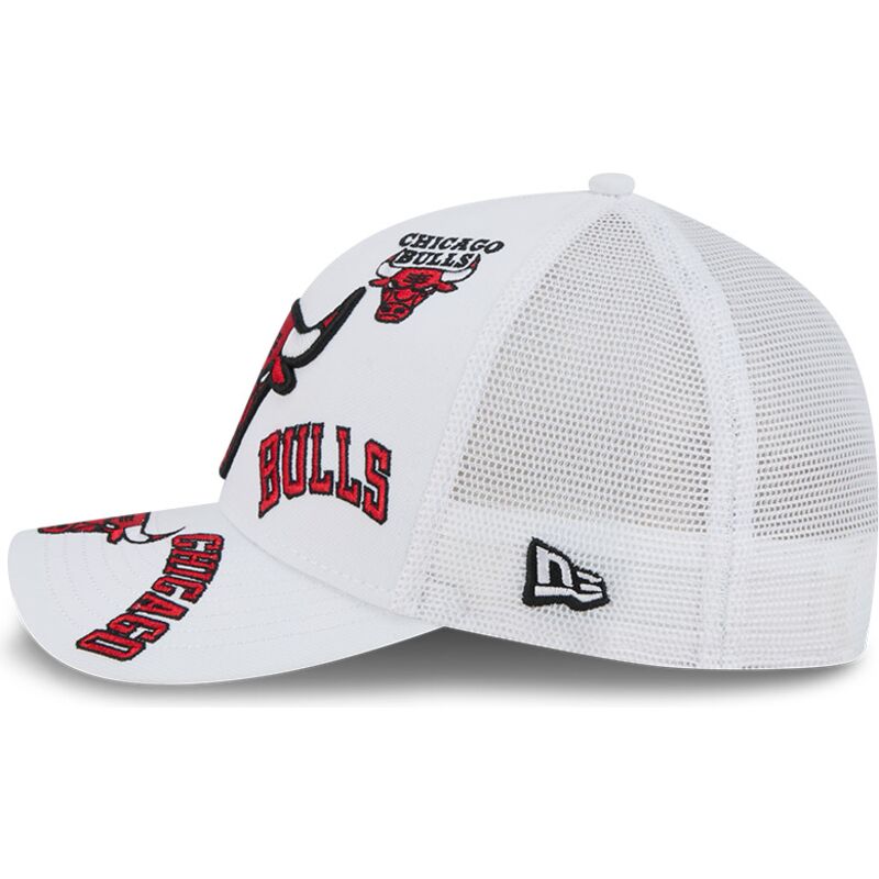 siltovka-zaoblena-biely-snapback-9forty-m-crown-a-frame-all-over-chicago-bulls-nba-new-era
