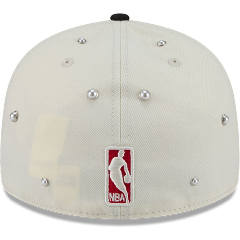 siltovka-zaoblena-bezova-upravena-59fifty-beads-na-lifestyle-f1-chicago-bulls-nba-new-era