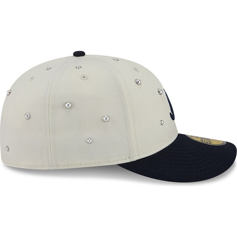 siltovka-zaoblena-bezova-upravena-59fifty-beads-na-lifestyle-f1-atlanta-braves-mlb-new-era