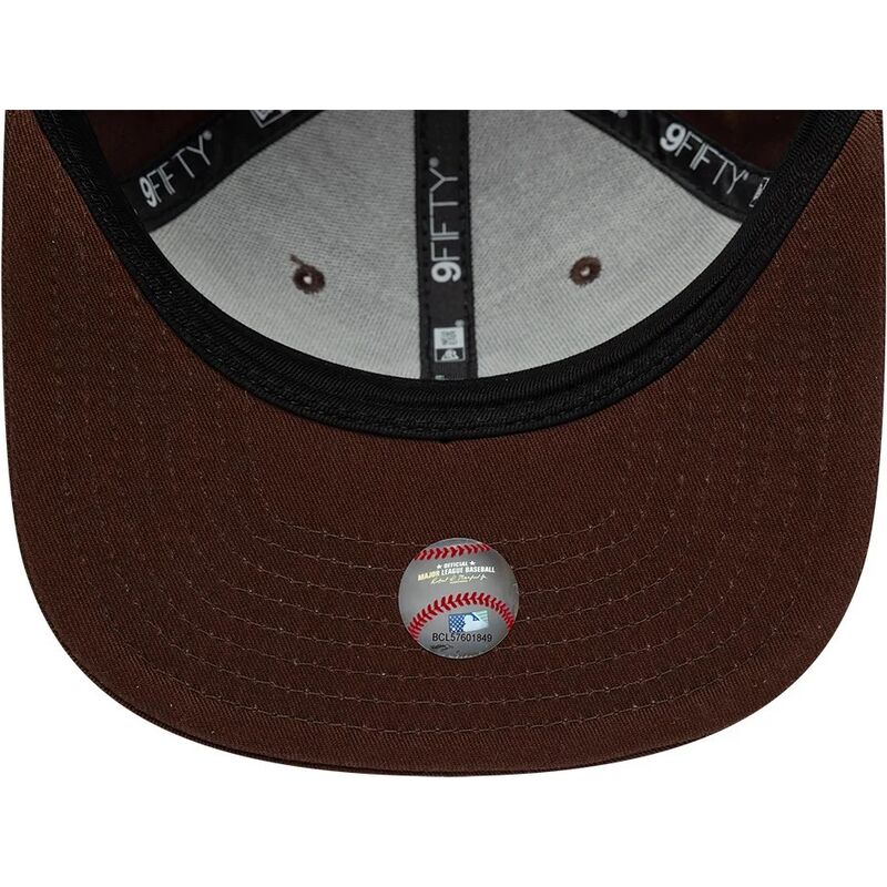 siltovka-rovna-hneda-snapback-9fifty-original-fit-league-essential-new-york-yankees-mlb-new-era siltovka-rovna-hneda-snapback-9fifty-original-fit-league-essential-new-york-yankees-mlb-new-era
