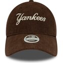 siltovka-zaoblena-hneda-nastavitelny-9twenty-cord-script-new-york-yankees-mlb-new-era