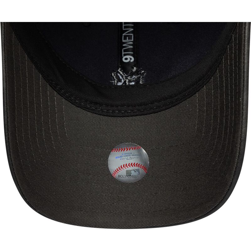 siltovka-zaoblena-cierna-nastavitelny-9twenty-washed-pu-new-york-yankees-mlb-new-era