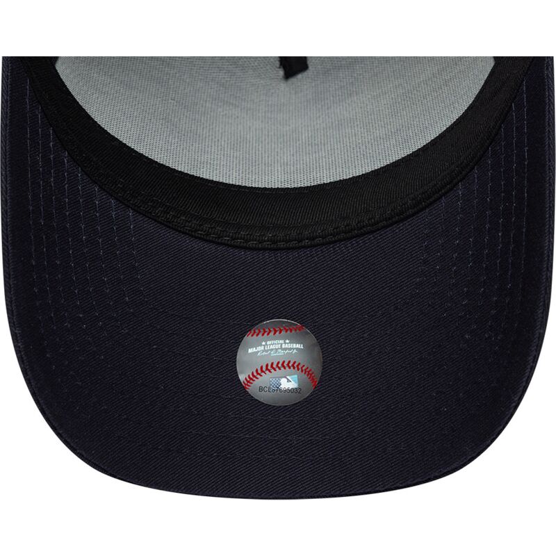 siltovka-zaoblena-tmavomodra-snapback-9forty-e-frame-team-outline-new-york-yankees-mlb-new-era siltovka-zaoblena-tmavomodra-snapback-9forty-e-frame-team-outline-new-york-yankees-mlb-new-era
