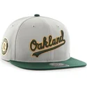 graue-snapback-kappe-mit-flachem-schirm-und-seitlichem-mlb-oakland-athletics-logo-von-47-brand