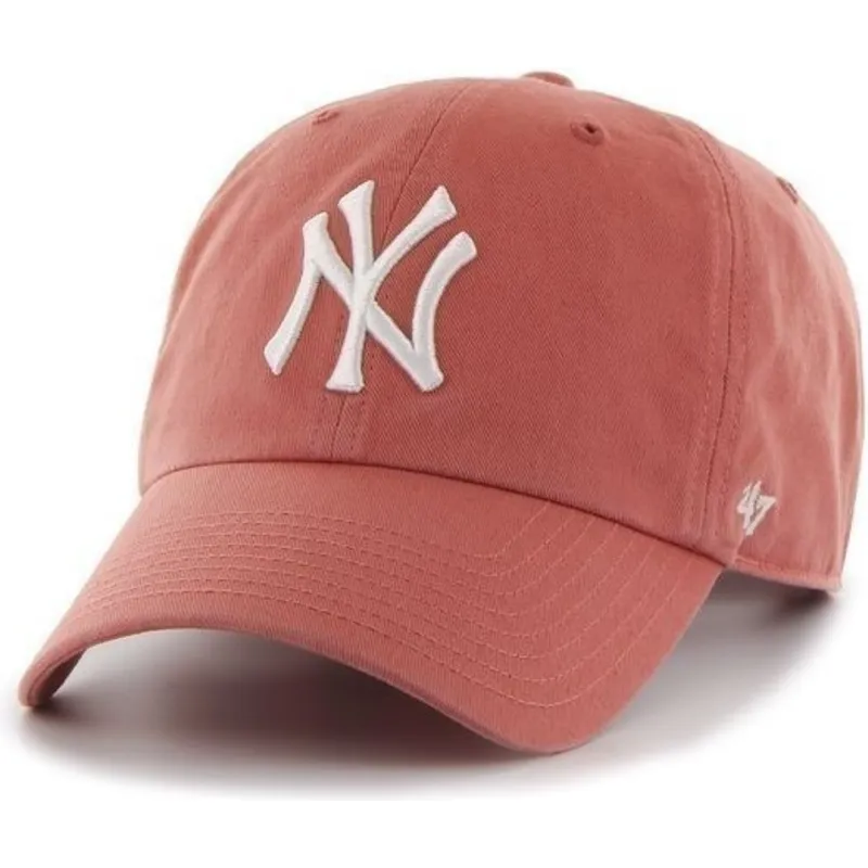 kappe-mit-gebogenem-schirm-rot-mit-grossem-frontlogo-von-mlb-new-york-yankees-von-47-brand