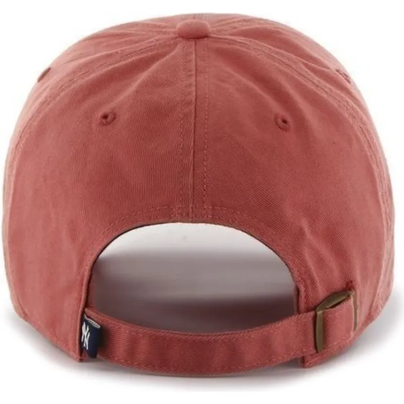 kappe-mit-gebogenem-schirm-rot-mit-grossem-frontlogo-von-mlb-new-york-yankees-von-47-brand